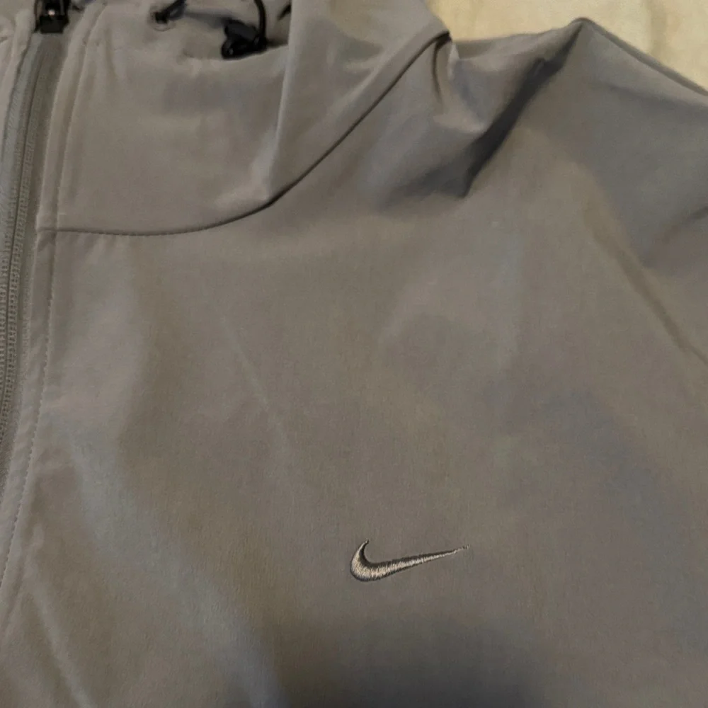 Nike Men's Light Gray Windbreaker Jacket and Pants - Picture 5 of 13